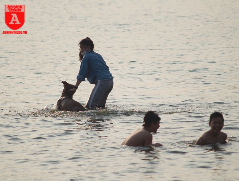Hà Nội nắng nóng 38 độ C, người dân đổ xô ra hồ Tây tắm giải nhiệt